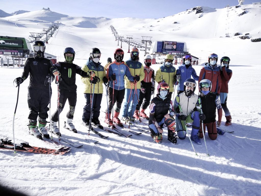 El grupo de esquí Alpino CETDI Sierra Nevada ha realizado hoy una gran jornada de entrenamiento.