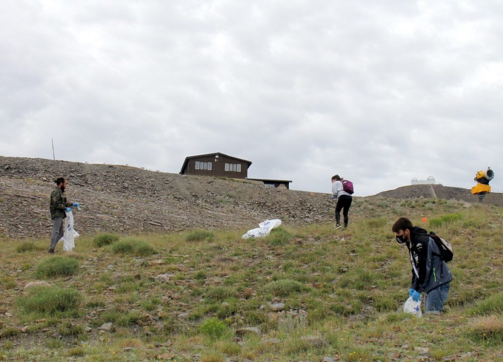 Sierra Nevada limpia de residuos el área esquiable