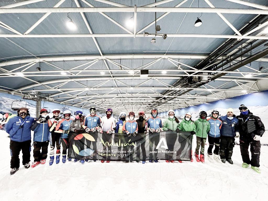 La Selección Andaluza de Esquí Alpino U16, ya está en @SNOWZONE preparando el Trofeo @spainsnow