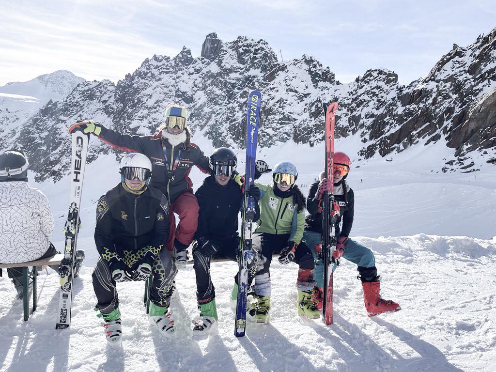 El equipo CEEDA - CETDI de Esquí Cross, entrenando en pista en Austria.