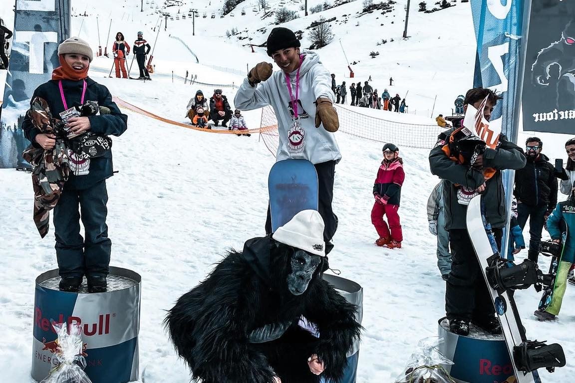 Los deportistas del grupo EDA de snowboard y el grupo freeski se concentran en la estación de esquí de Font Romeu