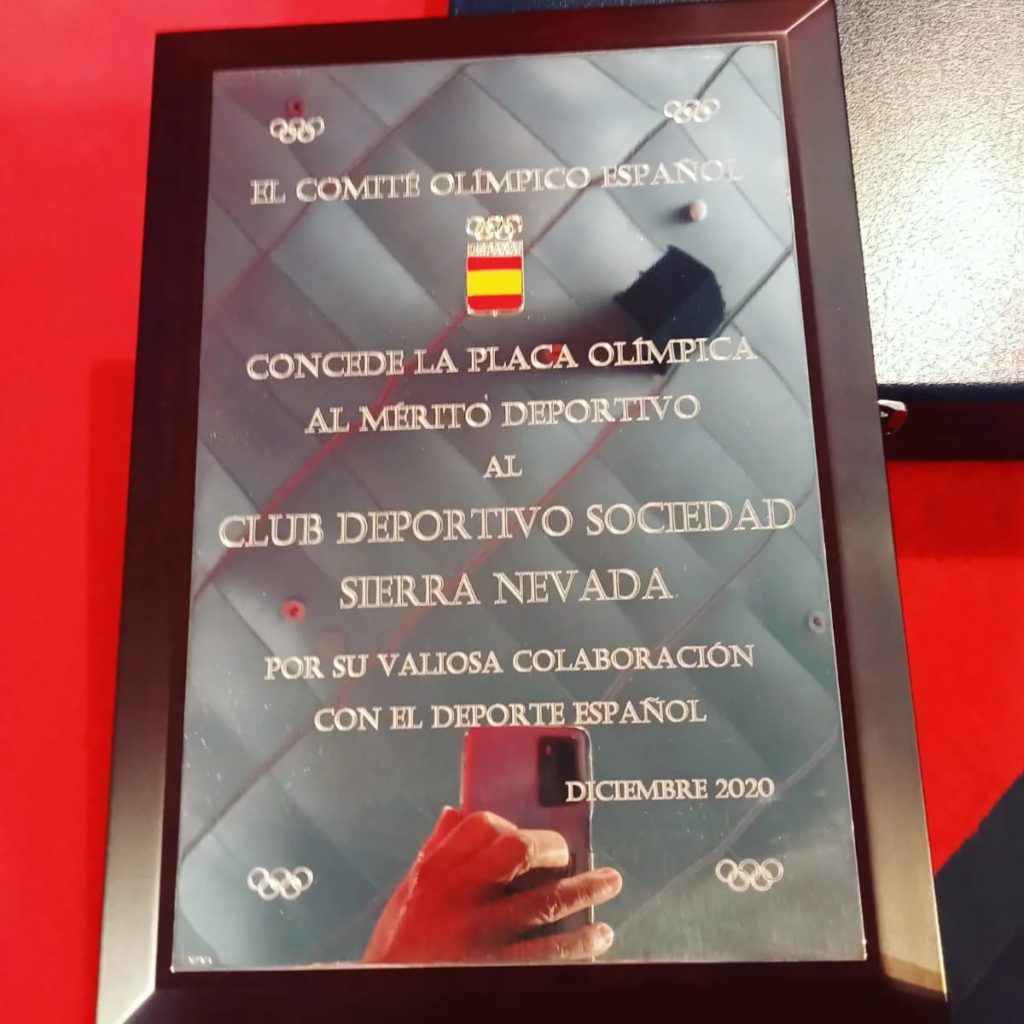 El club Sociedad Sierra Nevada recibe la Placa Olímpica al Mérito Deportivo